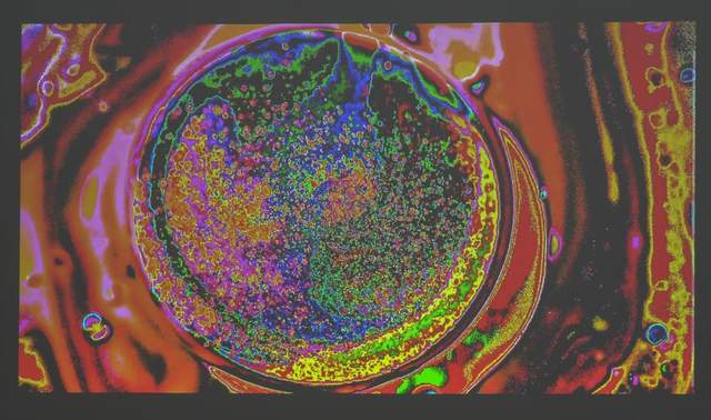 平面设计人员往往需要色彩还原精准、分辨率高、亮度对比度强的高清投影仪，便于在投屏