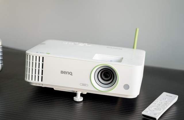 平面设计人员往往需要色彩还原精准、分辨率高、亮度对比度强的高清投影仪，便于在投屏