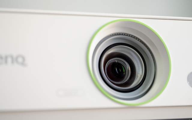 平面设计人员往往需要色彩还原精准、分辨率高、亮度对比度强的高清投影仪，便于在投屏