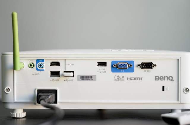 平面设计人员往往需要色彩还原精准、分辨率高、亮度对比度强的高清投影仪，便于在投屏