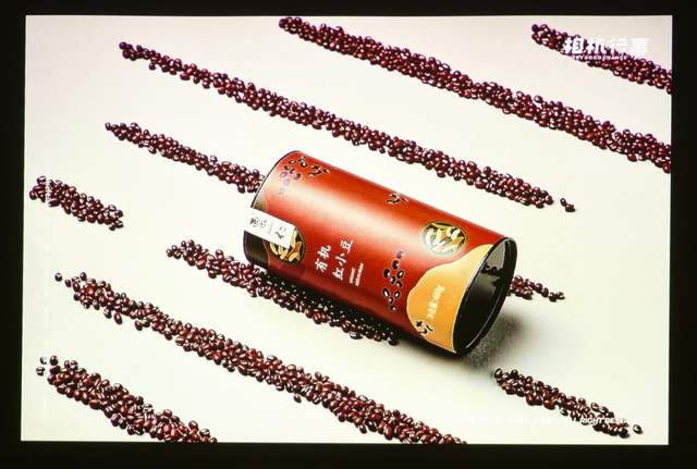 平面设计人员往往需要色彩还原精准、分辨率高、亮度对比度强的高清投影仪，便于在投屏