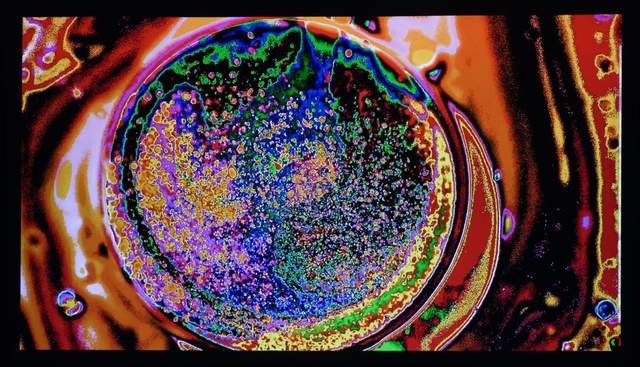 平面设计人员往往需要色彩还原精准、分辨率高、亮度对比度强的高清投影仪，便于在投屏