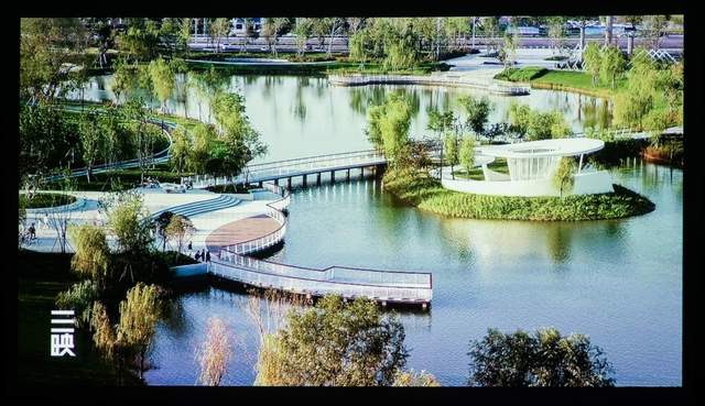 平面设计人员往往需要色彩还原精准、分辨率高、亮度对比度强的高清投影仪，便于在投屏