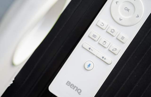 平面设计人员往往需要色彩还原精准、分辨率高、亮度对比度强的高清投影仪，便于在投屏