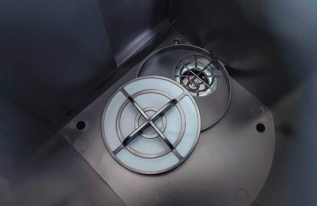 连垃圾都懒得倒，由利扫地机器人评测：垃圾自动收集，一月一次