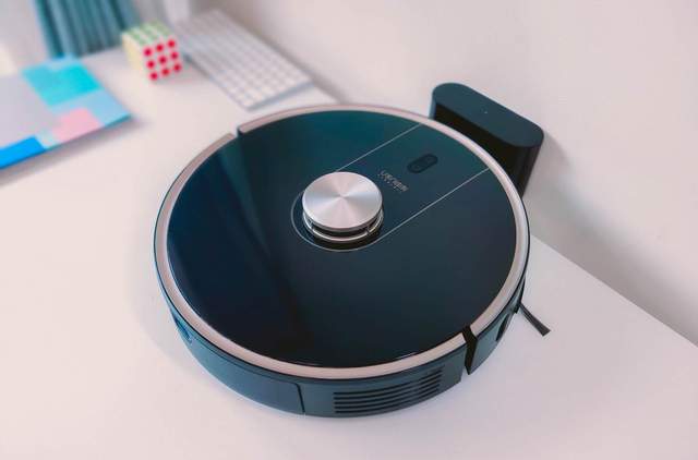 连垃圾都懒得倒，由利扫地机器人评测：垃圾自动收集，一月一次