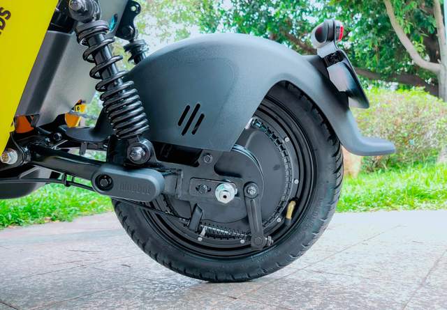 媳妇当车模，九号电动车A40莎莉合作款评测：不再担心头盔没地放