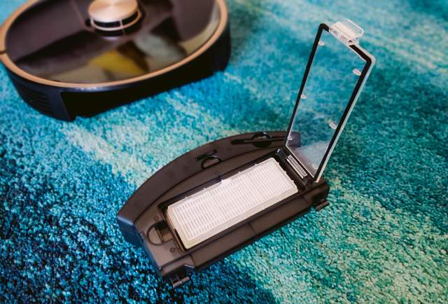 连垃圾都懒得倒，由利扫地机器人评测：垃圾自动收集，一月一次