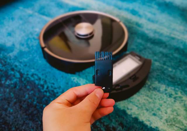 连垃圾都懒得倒，由利扫地机器人评测：垃圾自动收集，一月一次