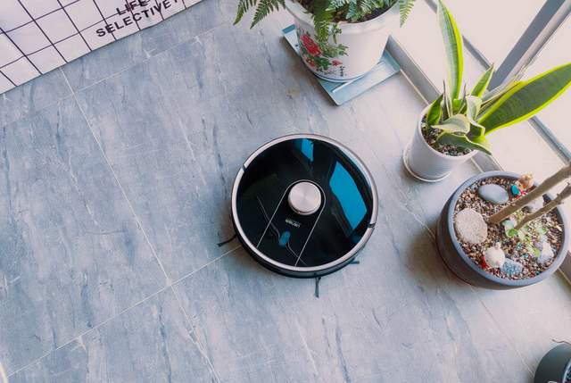 连垃圾都懒得倒，由利扫地机器人评测：垃圾自动收集，一月一次
