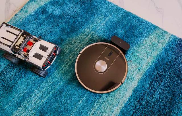 连垃圾都懒得倒，由利扫地机器人评测：垃圾自动收集，一月一次