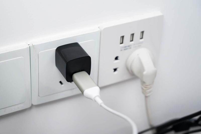 iPhone12不给“小白砖”，买个MOMAX“小黑砖”一样小巧好用