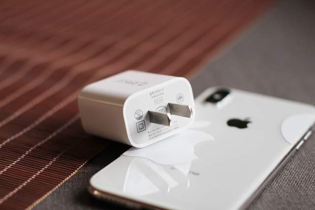 iPhone12 不给充电器？这样的