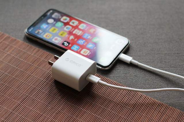 iPhone12 不给充电器？这样的