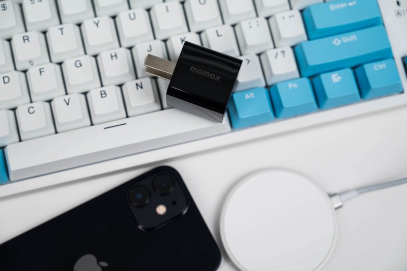 iPhone12不给“小白砖”，买个MOMAX“小黑砖”一样小巧好用