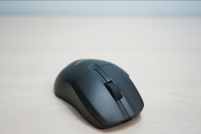 冰豹魔幻豹KONE PRO AIR无线职业版电竞鼠标：游戏必备利器