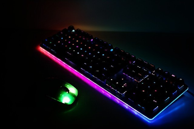 冰豹魔幻豹KONE PRO AIR无线职业版电竞鼠标：游戏必备利器