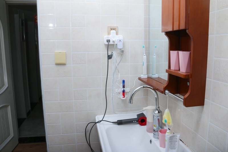 老房子墙面插孔不够用了怎么办？一招教你解决充电大问题