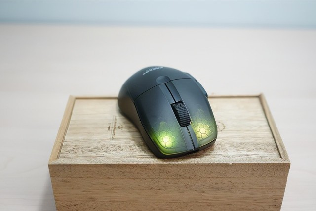 冰豹魔幻豹KONE PRO AIR无线职业版电竞鼠标：游戏必备利器