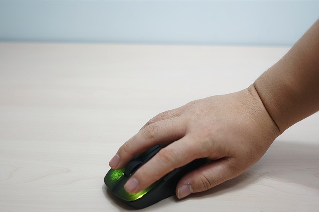 冰豹魔幻豹KONE PRO AIR无线职业版电竞鼠标：游戏必备利器