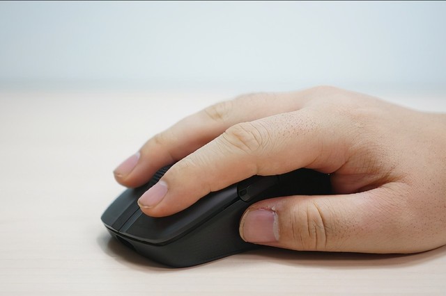 冰豹魔幻豹KONE PRO AIR无线职业版电竞鼠标：游戏必备利器