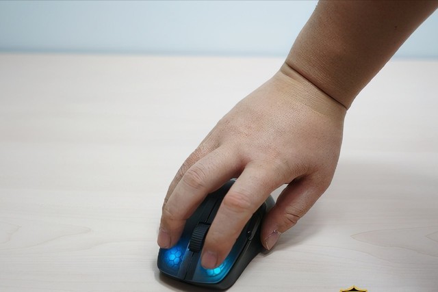 冰豹魔幻豹KONE PRO AIR无线职业版电竞鼠标：游戏必备利器