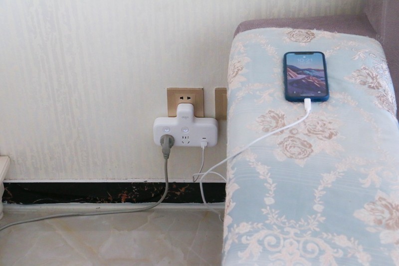 老房子墙面插孔不够用了怎么办？一招教你解决充电大问题