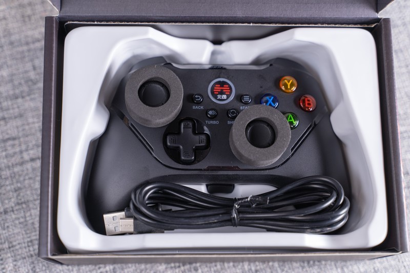 游戏操作不跟手？老玩家推荐你试一试这款游戏手柄！