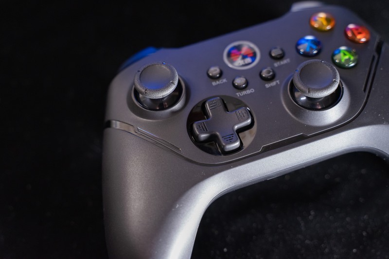 游戏操作不跟手？老玩家推荐你试一试这款游戏手柄！