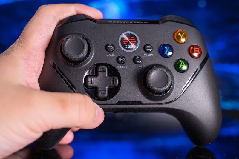 游戏操作不跟手？老玩家推荐你试一试这款游戏手柄！