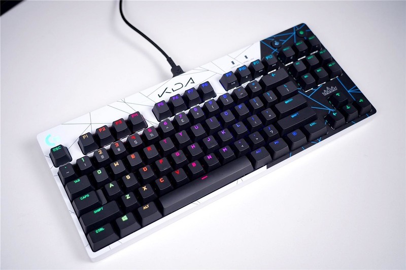 KDA甄选礼盒来袭，京东联手罗技，亲情推出外设限定套装！