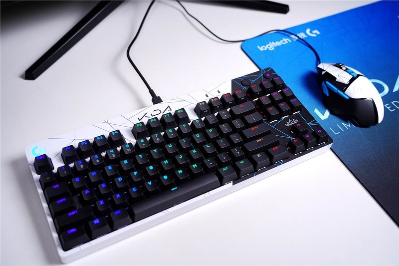 KDA甄选礼盒来袭，京东联手罗技，亲情推出外设限定套装！