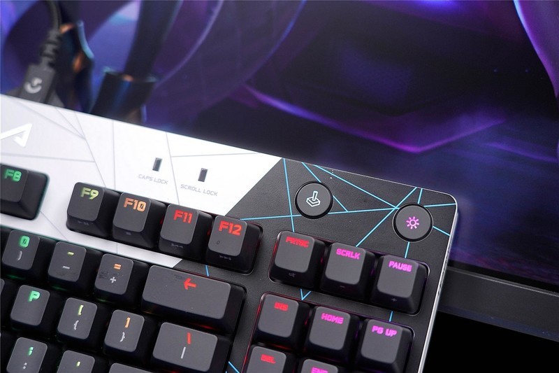 KDA甄选礼盒来袭，京东联手罗技，亲情推出外设限定套装！