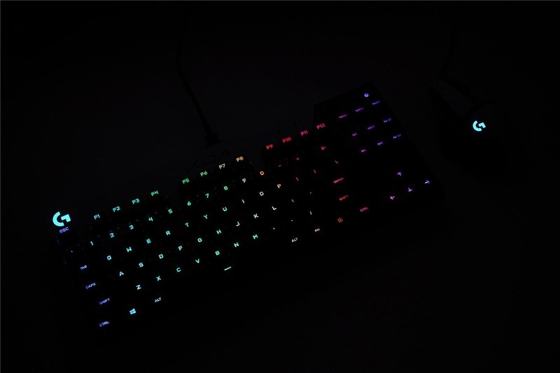 KDA甄选礼盒来袭，京东联手罗技，亲情推出外设限定套装！