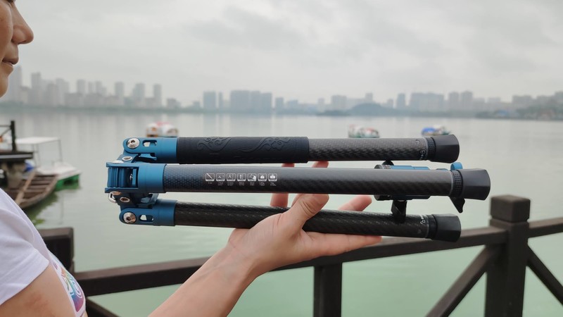 富图宝空气二号摄影三脚架，是真正意义上的便携式摄影三脚架