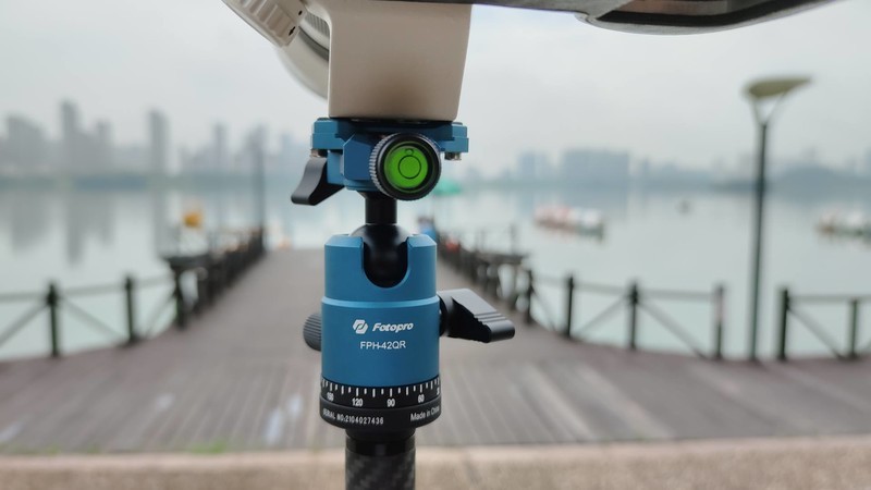 富图宝空气二号摄影三脚架，是真正意义上的便携式摄影三脚架