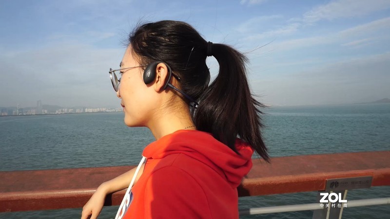 戴眼镜的是不是没办法用骨传导耳机？不然耳机架在哪里呢？