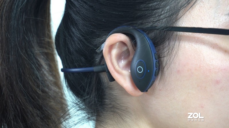 戴眼镜的是不是没办法用骨传导耳机？不然耳机架在哪里呢？