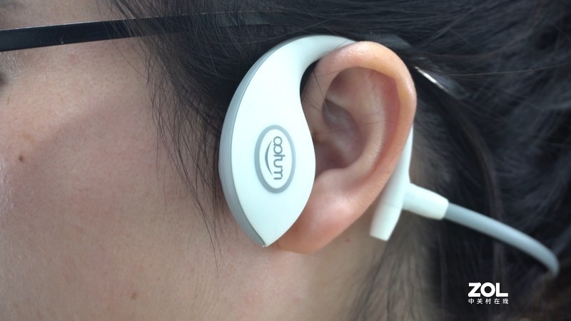 戴眼镜的是不是没办法用骨传导耳机？不然耳机架在哪里呢？