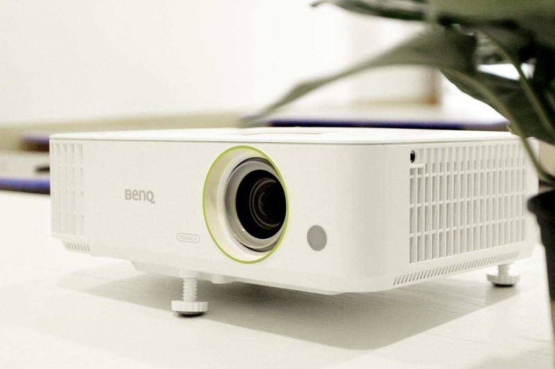 智能化场景下的办公利器，明基E592智能办公投影仪投屏上网两不误