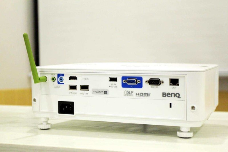 智能化场景下的办公利器，明基E592智能办公投影仪投屏上网两不误