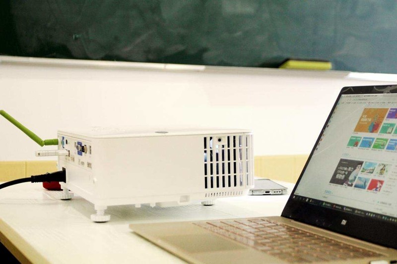 智能化场景下的办公利器，明基E592智能办公投影仪投屏上网两不误