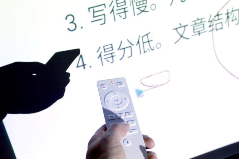 智能化场景下的办公利器，明基E592智能办公投影仪投屏上网两不误