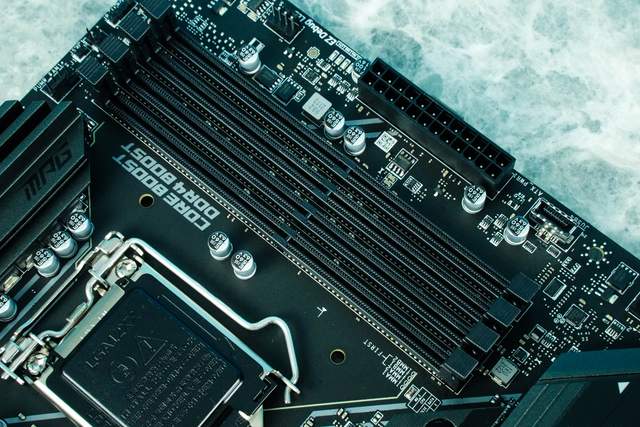 免费帮朋友装机，还丢了两个手办，赔了