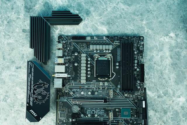 免费帮朋友装机，还丢了两个手办，赔了