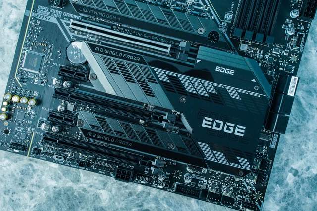 免费帮朋友装机，还丢了两个手办，赔了