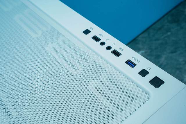 免费帮朋友装机，还丢了两个手办，赔了