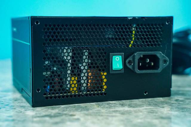 免费帮朋友装机，还丢了两个手办，赔了