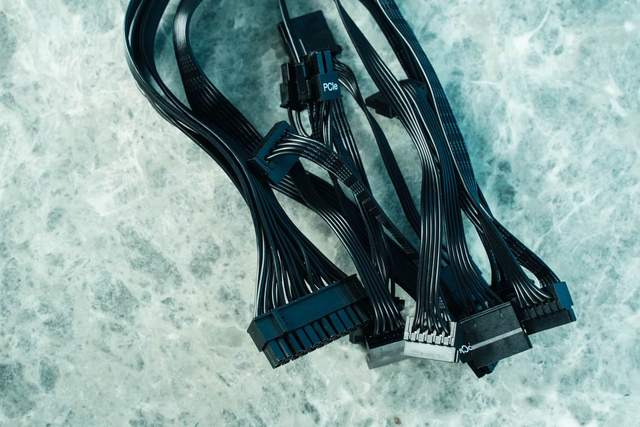 免费帮朋友装机，还丢了两个手办，赔了