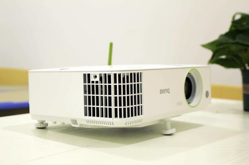 智能化场景下的办公利器，明基E592智能办公投影仪投屏上网两不误